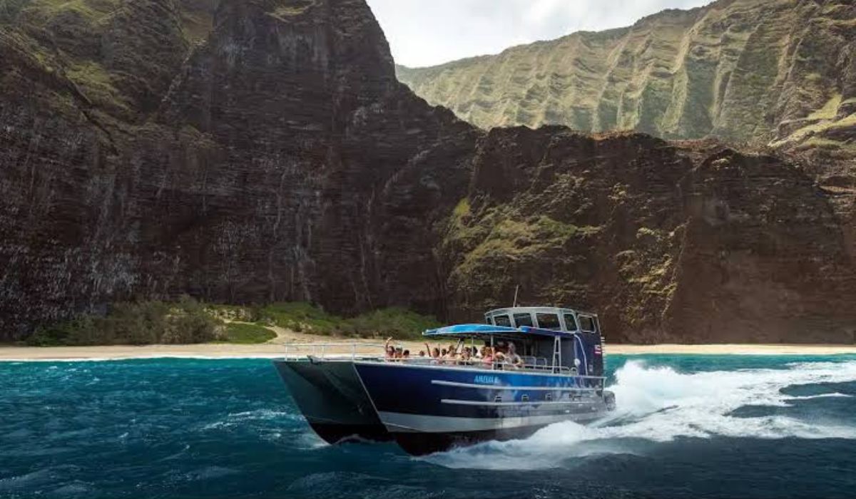 How Booking A Private Boat Charter Kauai Enhances Your Vacation Experience